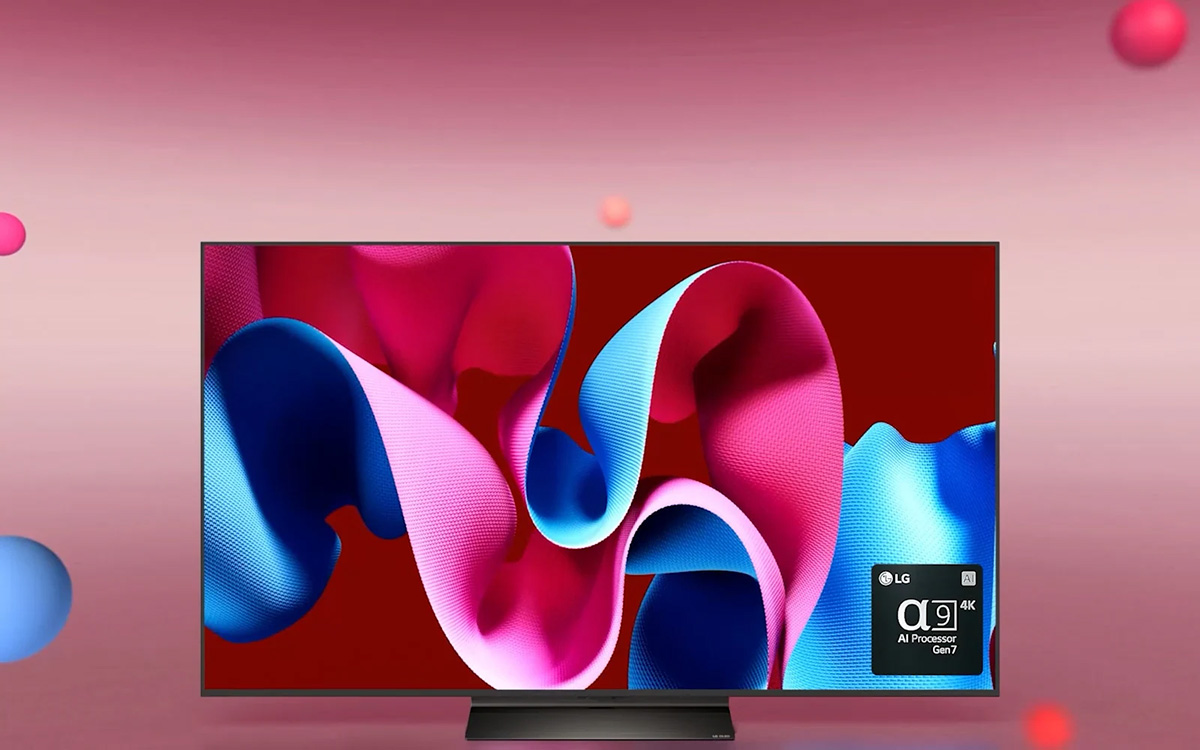 Η LG OLED C4 είναι στραμμένη 45 μοίρες δεξιά με ένα ροζ και μπλε αφηρημένο έργο τέχνης στην οθόνη, μπροστά από ένα ροζ φόντο με τρισδιάστατες σφαίρες. Η OLED TV περιστρέφεται για να κοιτάξει μπροστά. Κάτω δεξιά υπάρχει ένα λογότυπο του επεξεργαστή LG alpha 9 AI Gen7.